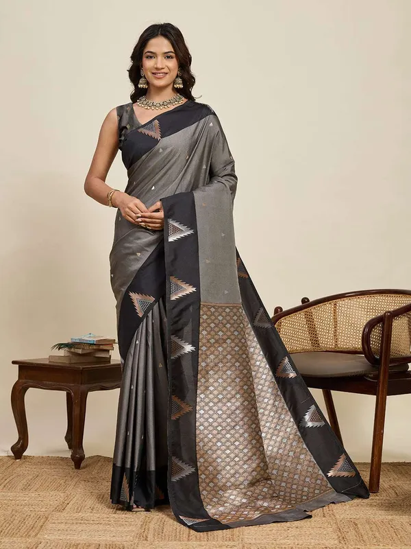Gray_Aamarapali_Silk_Saree_With_Unstitched_Blouse_Piece