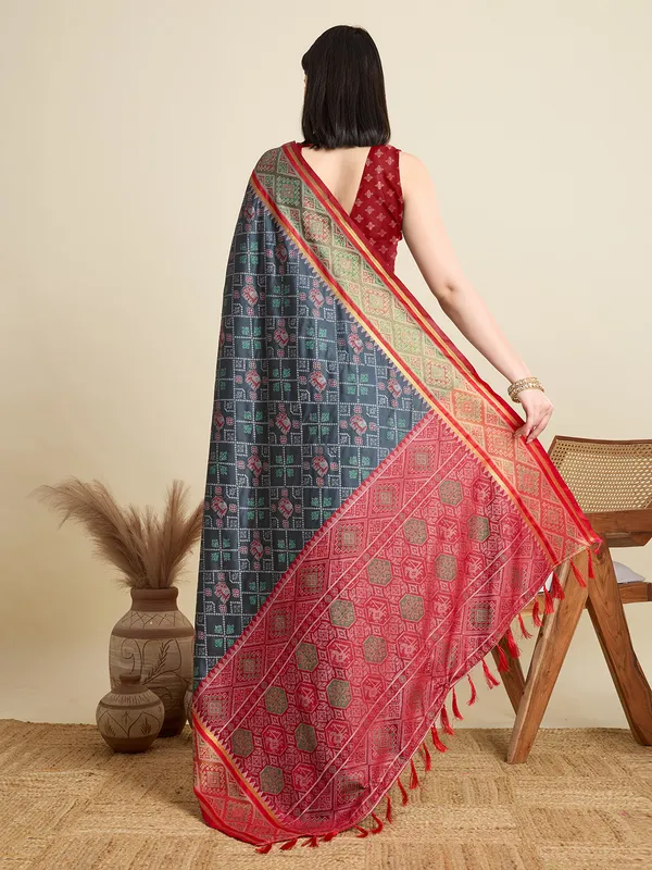 Grey_Vaibhavi_Silk_Saree_With_Unstitched_Blouse_Piece