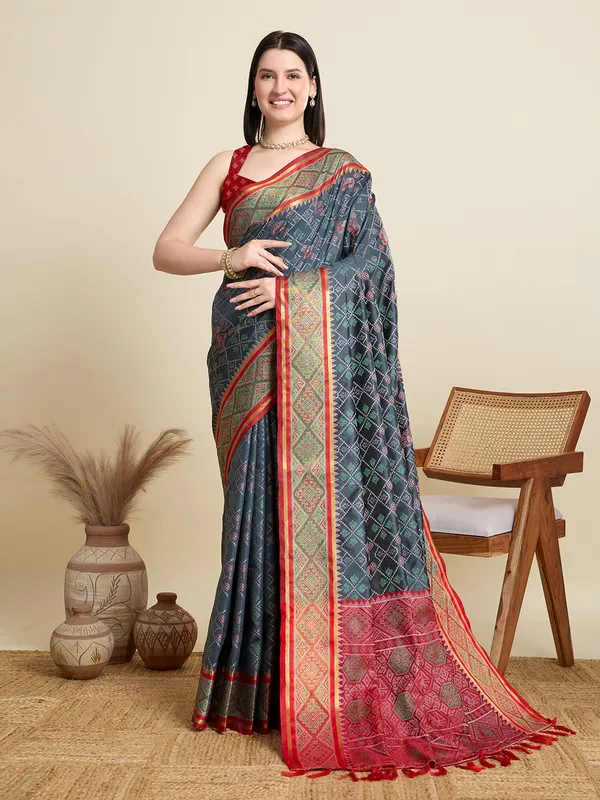 Grey_Vaibhavi_Silk_Saree_With_Unstitched_Blouse_Piece