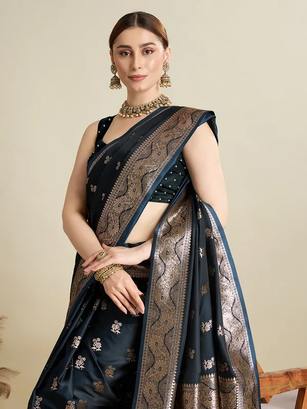 Black_Rajgharana_Silk_Saree_With_Unstitched_Blouse_Piece