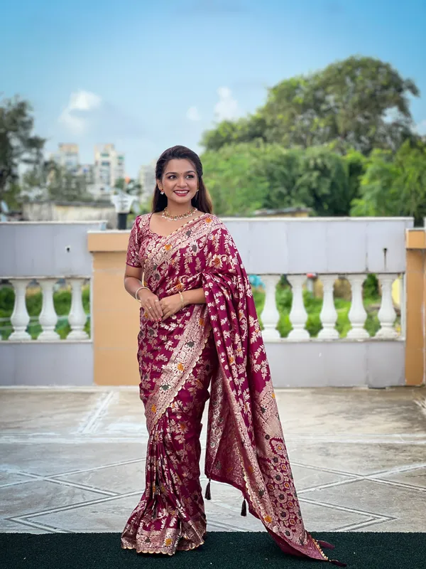 Clamshell_Dolla_Flower_Silk_Saree_With_Unstitched_Blouse_Piece