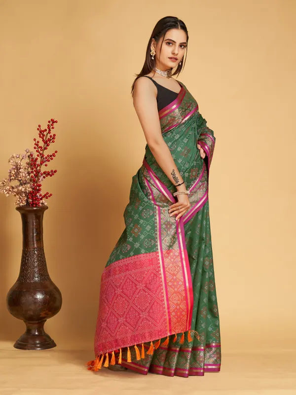 Dark_Green_Vaibhavi_Silk_Saree_With_Unstitched_Blouse_Piece