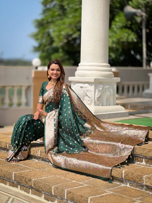 Bottlegreen_Banarasi_Banarasi_Silk_Saree_With_Unstitched_Blouse_Piece