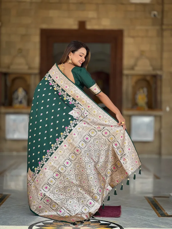 Bottlegreen_Banarasi_Banarasi_Silk_Saree_With_Unstitched_Blouse_Piece