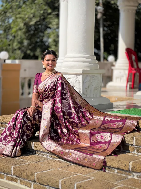 Wine_Banarasi_Jacquard_Fabrics_Saree_With_Unstitched_Blouse_Piece