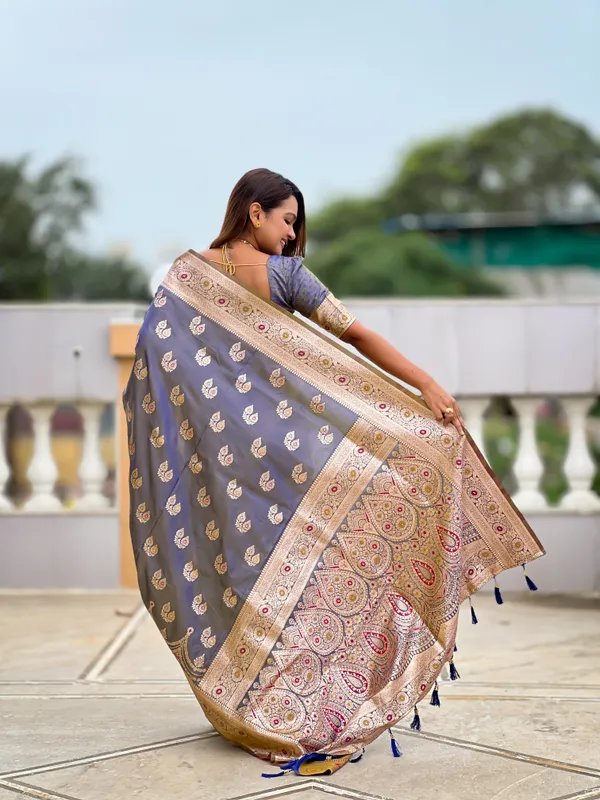 Grey_Banarasi_Banarasi_Silk_Saree_With_Unstitched_Blouse_Piece