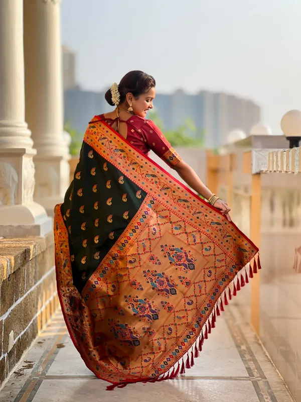 Bottlegreen_Sparkal_Silk_Saree_With_Unstitched_Blouse_Piece