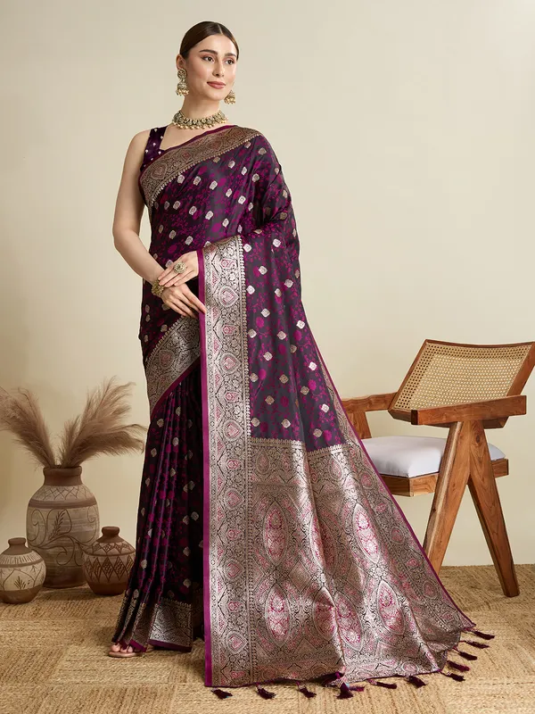 Wineberry_Rajgharana_Silk_Saree_With_Unstitched_Blouse_Piece