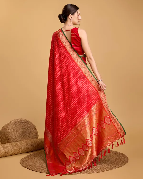 Tometo_Khushi_Jacquard_Fabrics_Saree_With_Unstitched_Blouse_Piece