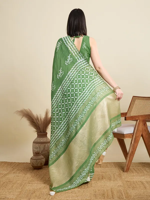 Light_Green_Kyara_Cotton_Saree_With_Unstitched_Blouse_Piece