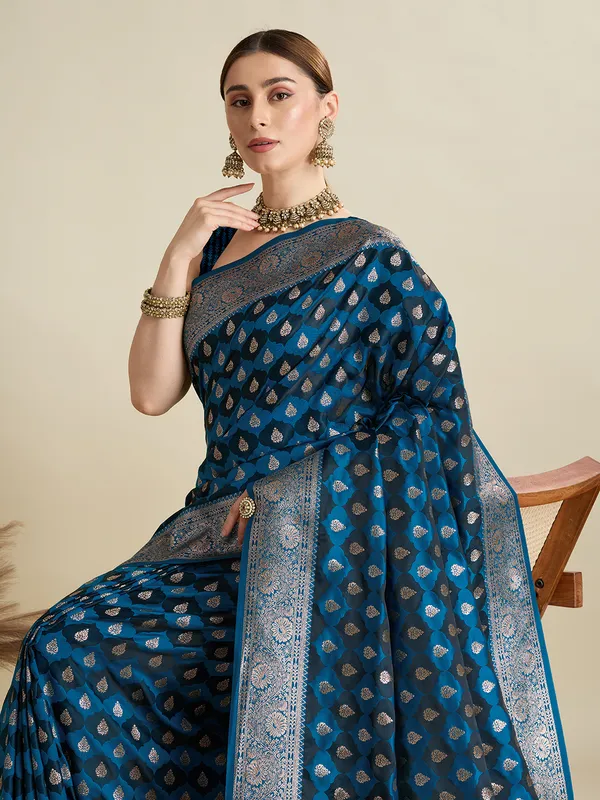 Navy_Blue_Rajgharana_Silk_Saree_With_Unstitched_Blouse_Piece