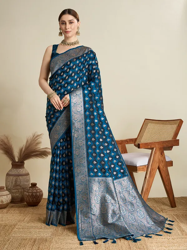 Navy_Blue_Rajgharana_Silk_Saree_With_Unstitched_Blouse_Piece