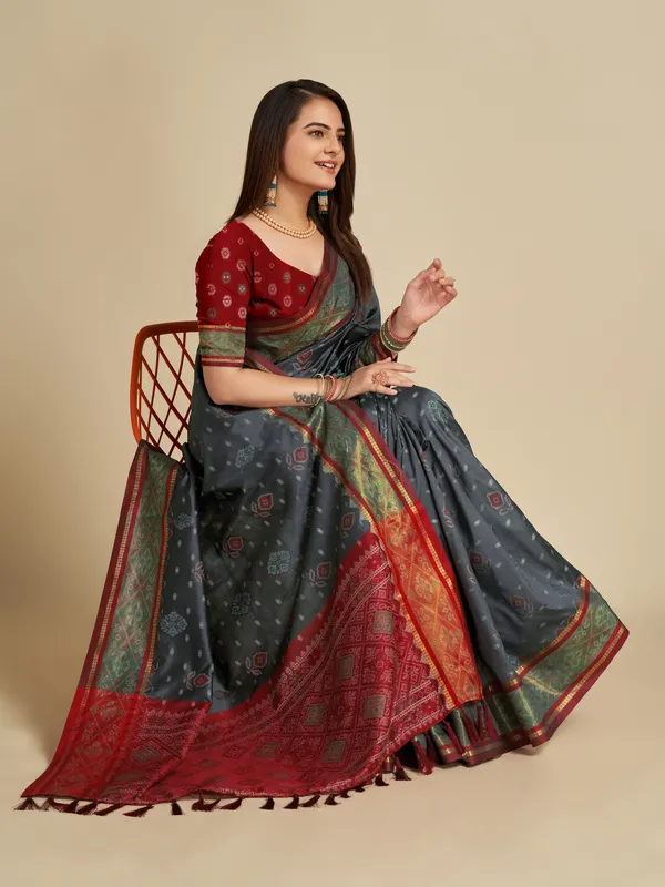 Grey_Vaibhavi_Silk_Saree_With_Unstitched_Blouse_Piece