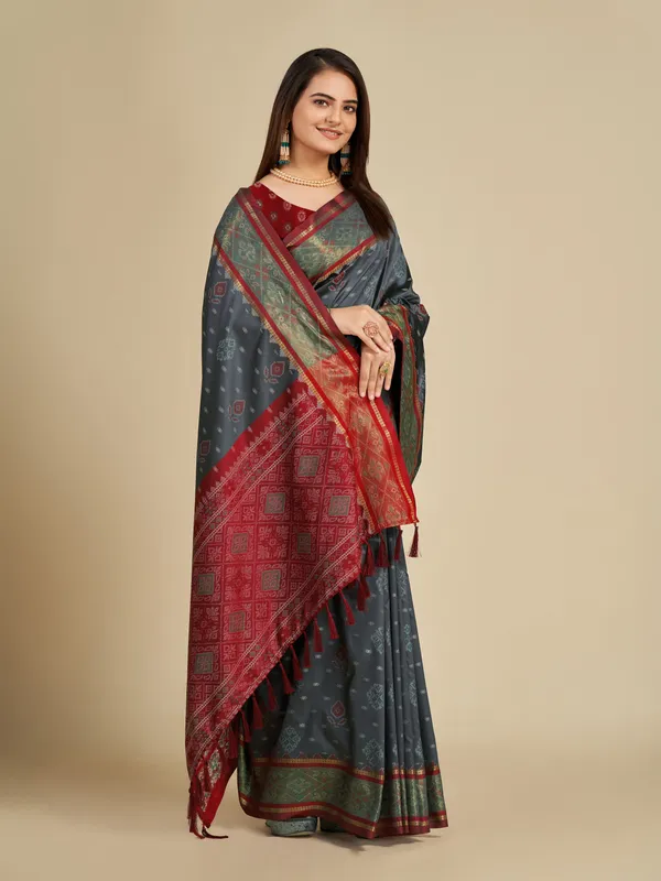 Grey_Vaibhavi_Silk_Saree_With_Unstitched_Blouse_Piece