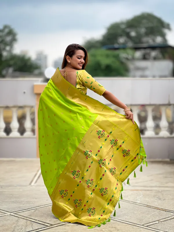 Parrot_Green_Raffel_Silk_Saree_With_Unstitched_Blouse_Piece