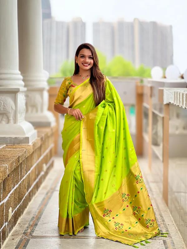 Parrot_Green_Raffel_Silk_Saree_With_Unstitched_Blouse_Piece