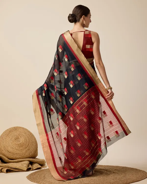 Black_Cotton_Saree_With_Unstitched_Blouse_Piece