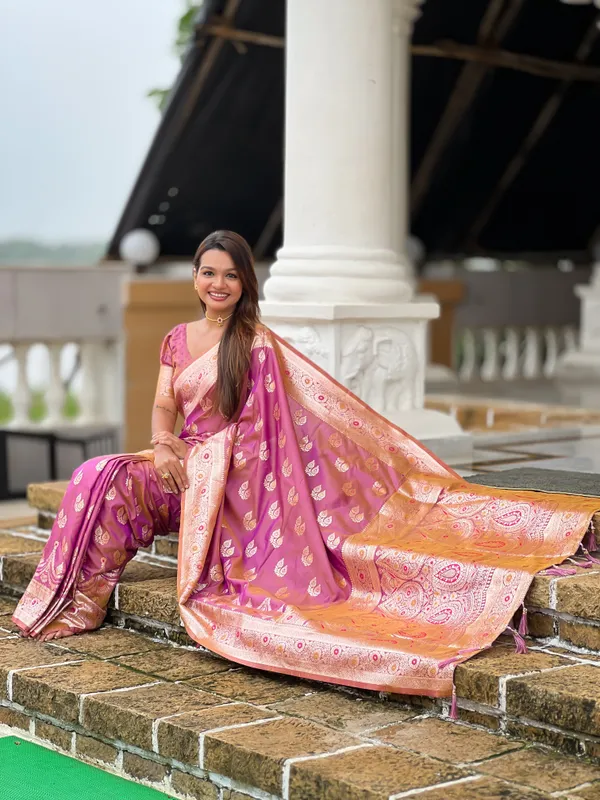 Onion_Banarasi_Banarasi_Silk_Saree_With_Unstitched_Blouse_Piece