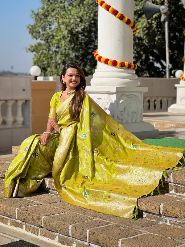Parrot_Green_Banarasi_Banarasi_Silk_Saree_With_Unstitched_Blouse_Piece