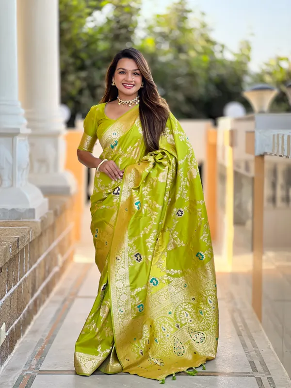 Parrot_Green_Banarasi_Banarasi_Silk_Saree_With_Unstitched_Blouse_Piece