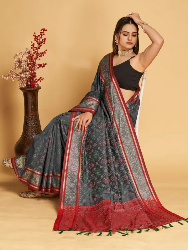 Grey_Vaibhavi_Silk_Saree_With_Unstitched_Blouse_Piece