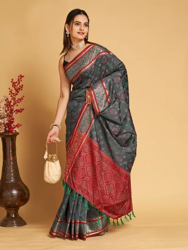 Grey_Vaibhavi_Silk_Saree_With_Unstitched_Blouse_Piece