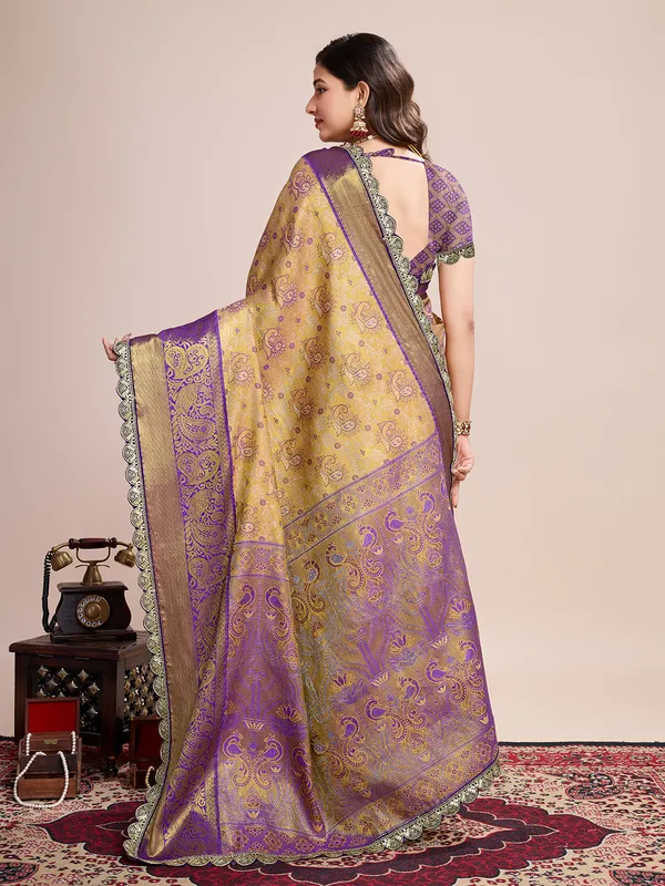Gold_Aaradhya_Silk_Saree_With_Unstitched_Blouse_Piece