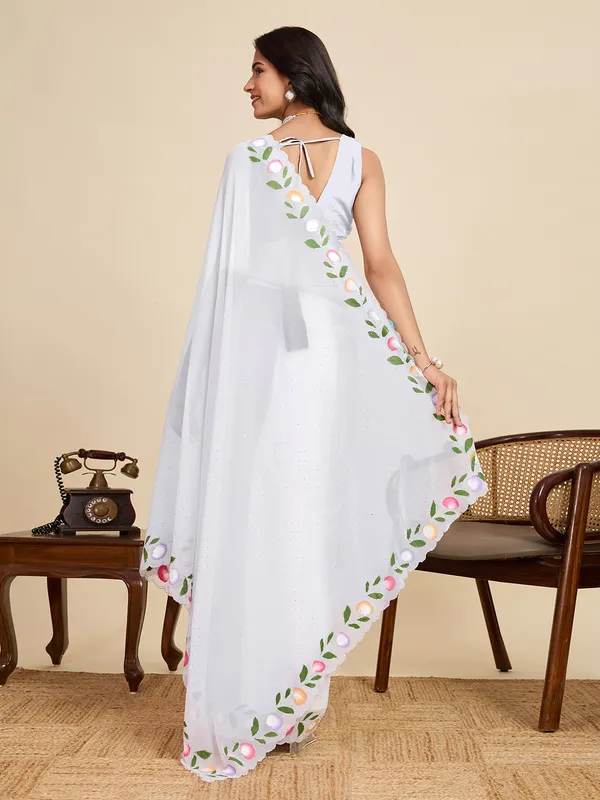 White_Satakshi_Silk_Saree_With_Unstitched_Blouse_Piece