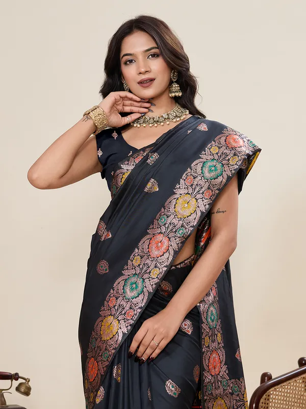 Black_Amshukha_Silk_Saree_With_Unstitched_Blouse_Piece