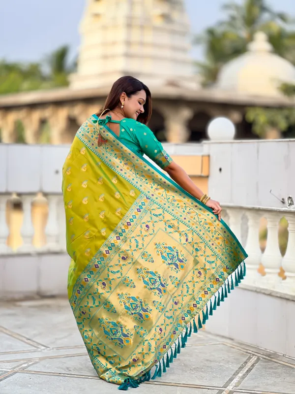 Parrot_Green_Sparkal_Silk_Saree_With_Unstitched_Blouse_Piece