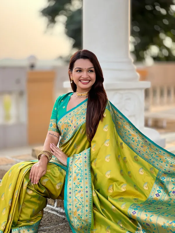Parrot_Green_Sparkal_Silk_Saree_With_Unstitched_Blouse_Piece