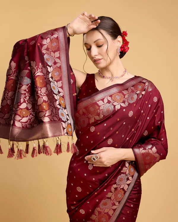 Orangered_Radhika_Jacquard_Fabrics_Saree_With_Unstitched_Blouse_Piece