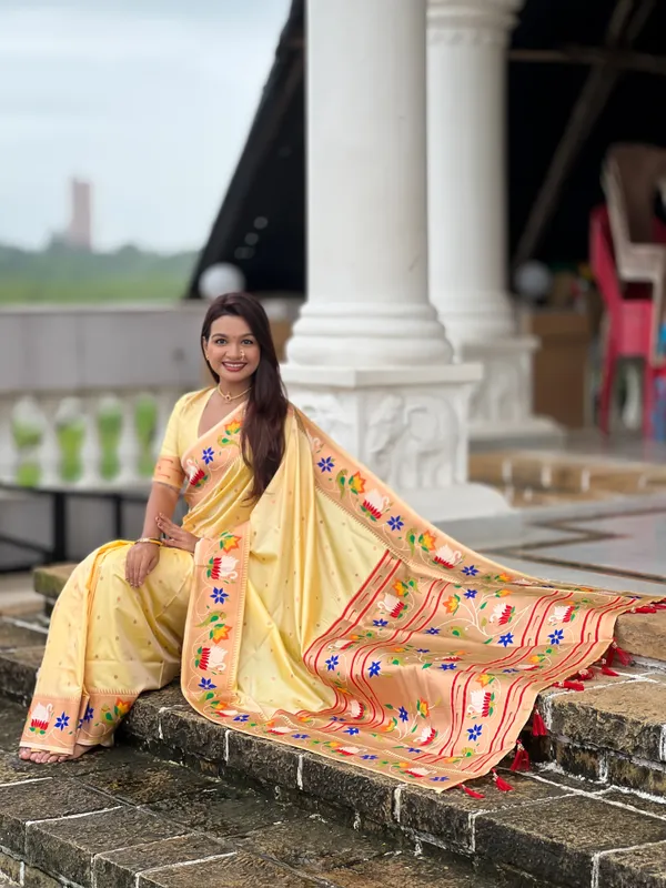 Cream_Rajhans_Silk_Saree_With_Unstitched_Blouse_Piece