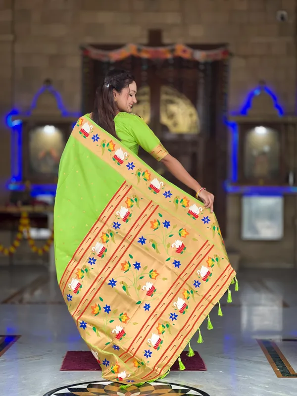 Parrot_Green_Rajhans_Paithani_Patola_Silk_Saree_With_Unstitched_Blouse_Piece