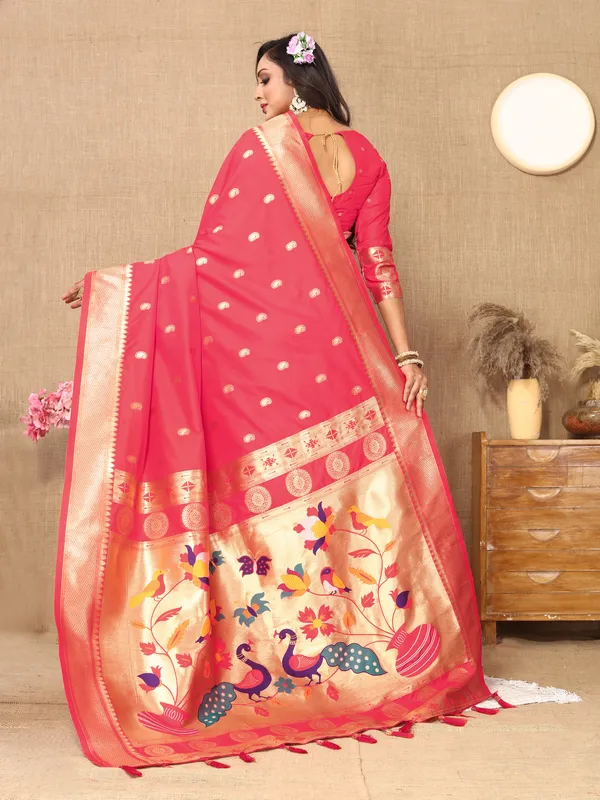 Gajri_Pink_Matka_Paithani_Silk_Saree_With_Unstitched_Blouse_Piece