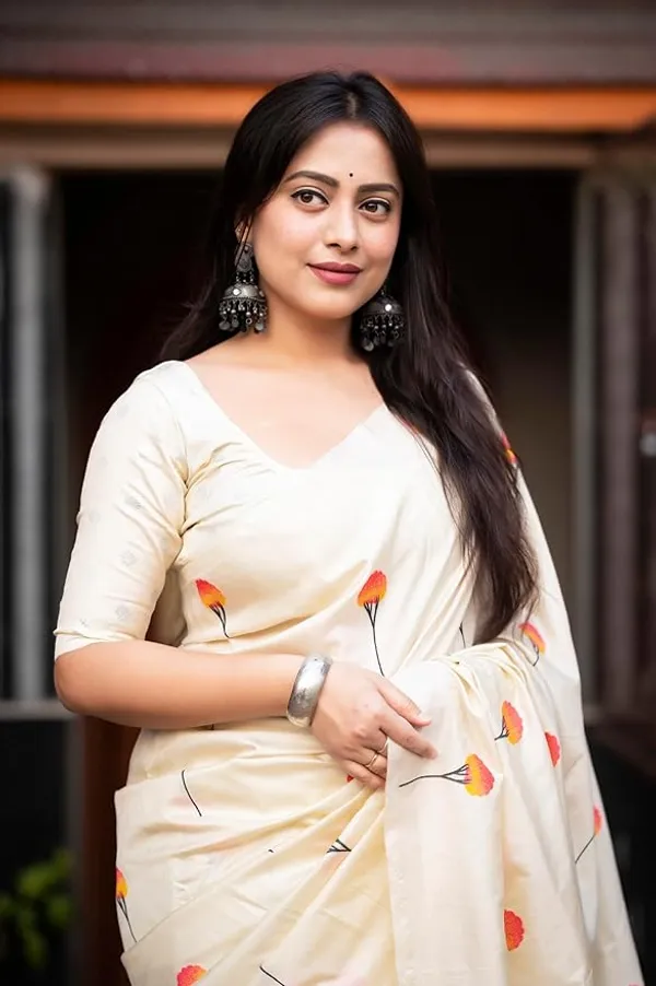 White_Soft_Silk_Designer_Saree_With_Silver_Zari_Woven_Pallu_Rose_Design_Blouse_Lightweight_Party_Festive_Wedding_Wear_Saree_For_Women