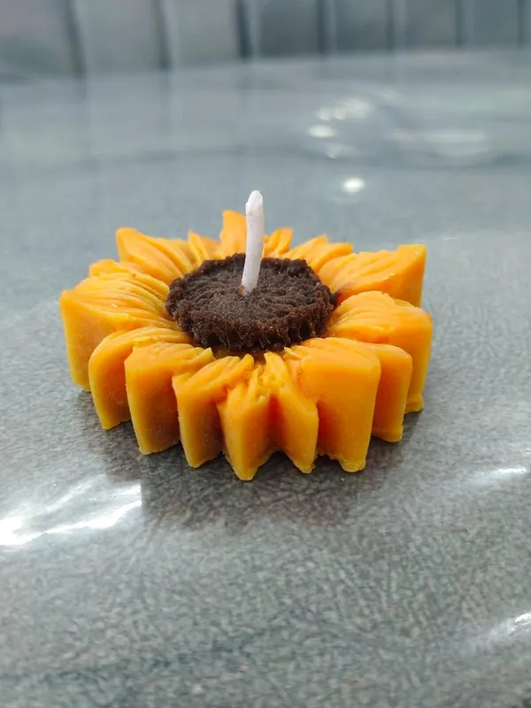 Handmade_Sunflower_Shaped_Decorative_Candle_(Pack_Of_4)