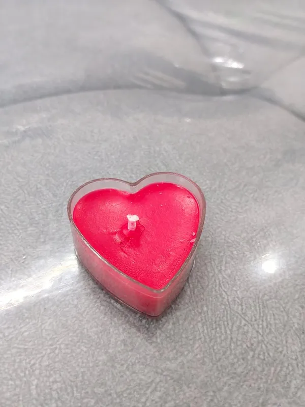 Heart-Shaped_Scented_Candle_In_Red_(Pack_Of_10)