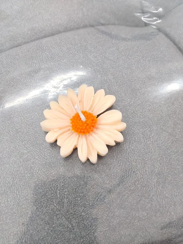 Decorative_White_Daisy_Flower_Candle_(Pack_Of_6)
