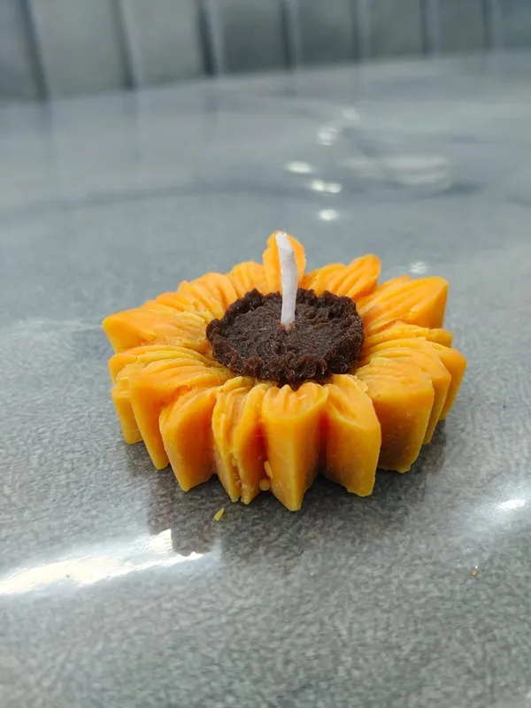 Handmade_Sunflower_Shaped_Decorative_Candle_(Pack_Of_4)