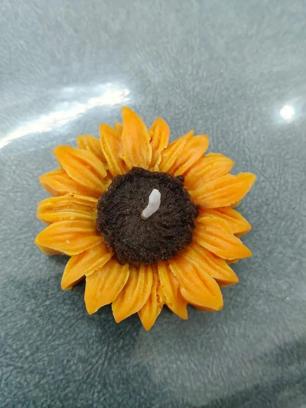 Handmade_Sunflower_Shaped_Decorative_Candle_(Pack_Of_4)