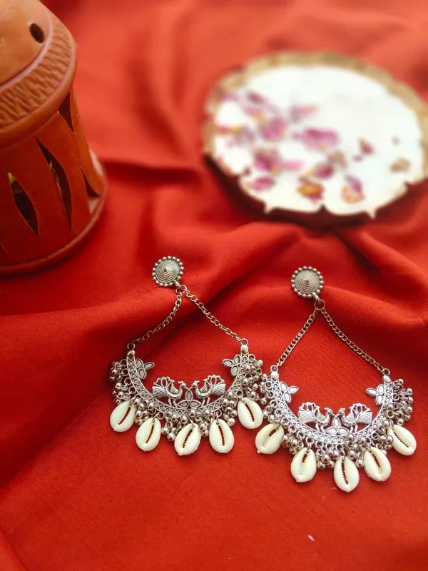 Oxidized_Silver_Crescent_Moon_Cowrie_Shell_Earrings_(Pack_Of_2)