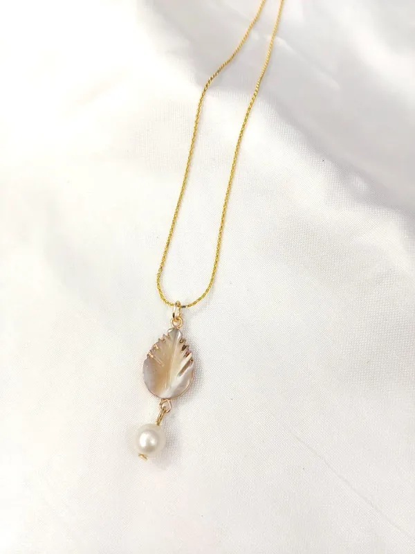 Elegant_Gold-Tone_Shell_&_Leaf_Pendant_Necklace_(pack_of_2)