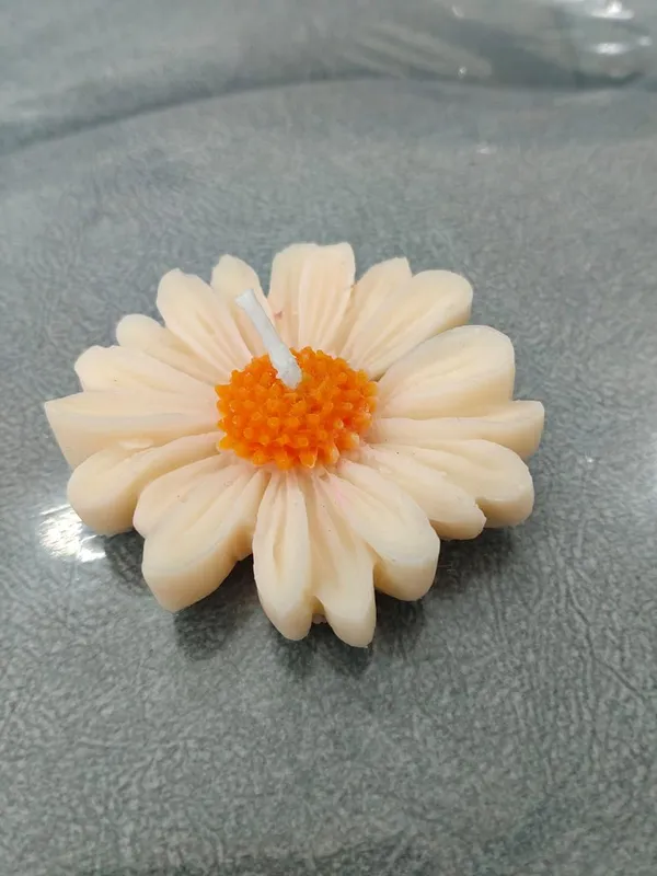 Decorative_White_Daisy_Flower_Candle_(Pack_Of_6)