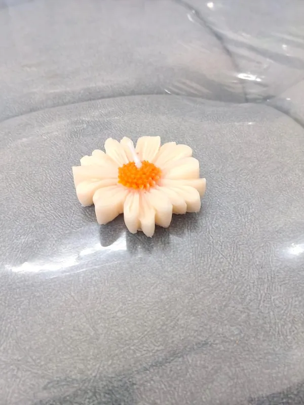 Decorative_White_Daisy_Flower_Candle_(Pack_Of_6)