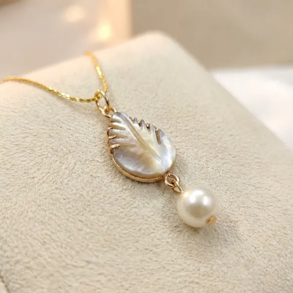 Elegant_Gold-Tone_Shell_&_Leaf_Pendant_Necklace_(pack_of_2)