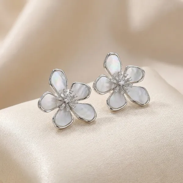 White_Daisy_Flower_Stud_Earrings_With_Rhinestone_Center