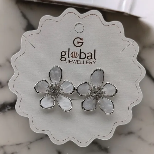 White_Daisy_Flower_Stud_Earrings_With_Rhinestone_Center
