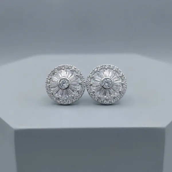 Diamond_Style_Circular_Stud_Earrings_Elegant_Design