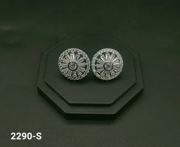 Diamond_Style_Circular_Stud_Earrings_Elegant_Design